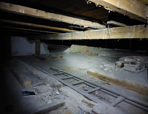 Zateplení stropu rodinného domu pomocí foukané izolace